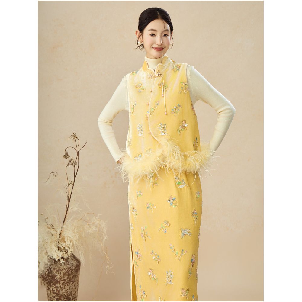 SHIBAI White Milk Yellow Bag 2025 Autumn Winter Girl s Sensation New Chinese Velvet Embroidered Ostrich Hair Vest Set image 2