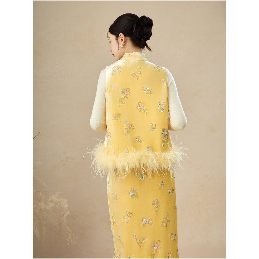 SHIBAI White Milk Yellow Bag 2025 Autumn Winter Girl s Sensation New Chinese Velvet Embroidered Ostrich Hair Vest Set image 3