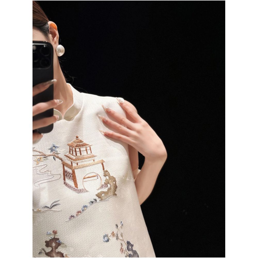 New Chinese style retro heavy industry embroidered dress for women in spring new high end sleeveless loose cheongsam dress image 3