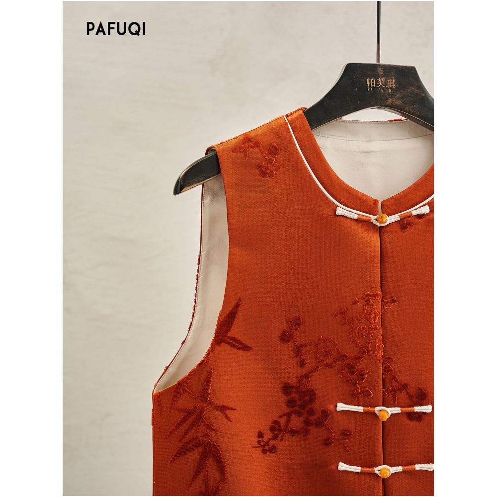 New Chinese style light Chinese style 2026 autumn women s clothing is stunning with a loose buckle vest and a loose silhouette layered in a red New Year s robe image 2