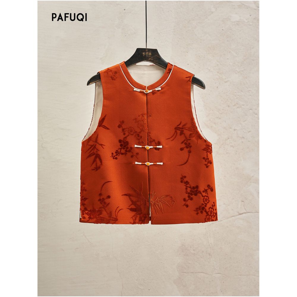 New Chinese style light Chinese style 2026 autumn women s clothing is stunning with a loose buckle vest and a loose silhouette layered in a red New Year s robe image 4