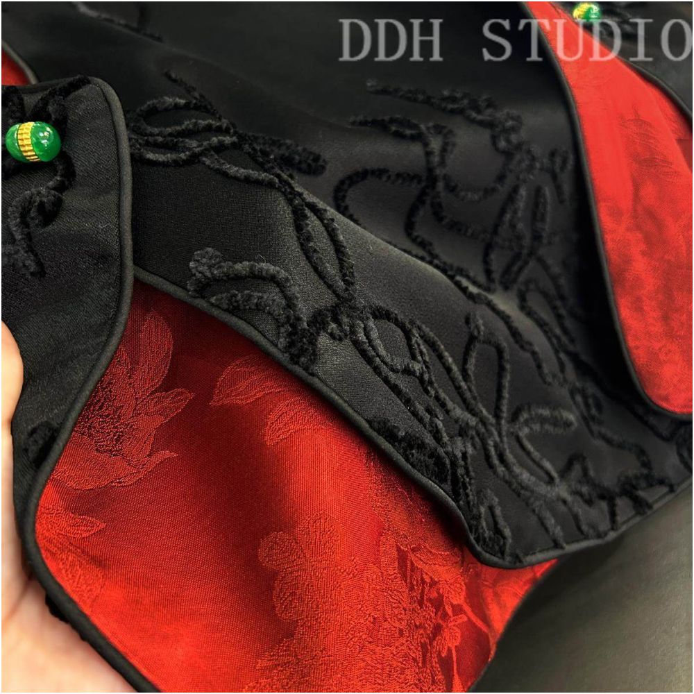 New Chinese style national style double sided wear retro red jacquard black plate flower vest with a loose button at the waist image 3