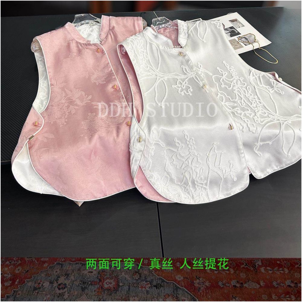 New Chinese style national style double sided wear retro red jacquard black plate flower vest with a loose button at the waist image 4
