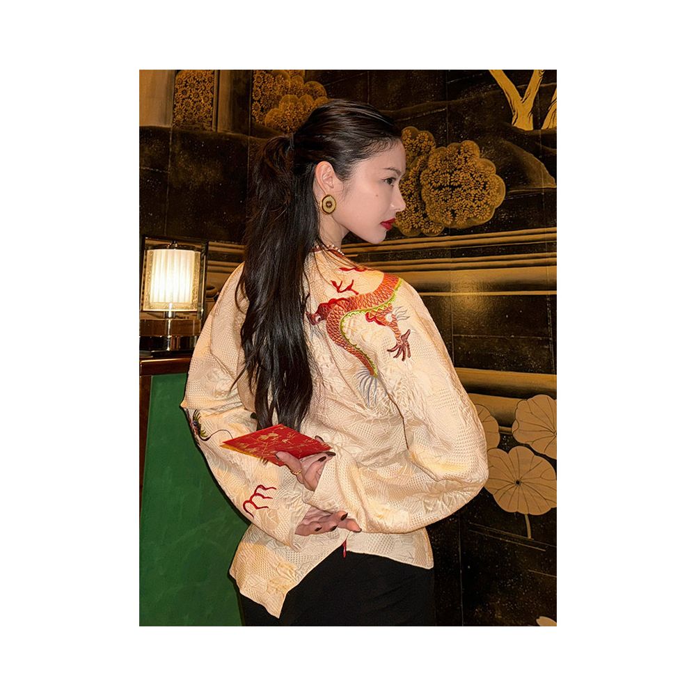 Turn right Chen thigh new Chinese style beige relief embroidered dragon diagonal cut top design high end and trendy image 5